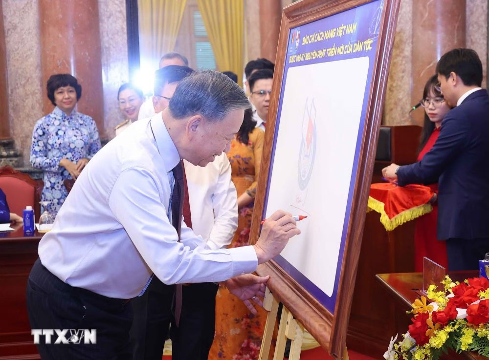 Tổng Bí thư, Chủ tịch nước Tô Lâm cùng 101 nhà báo tiêu biểu thực hiện Nghi thức ký tên lưu niệm trên tấm bảng biểu trưng kỷ niệm 101 năm Ngày Báo chí Cách mạng Việt Nam. Ảnh: TTXVN