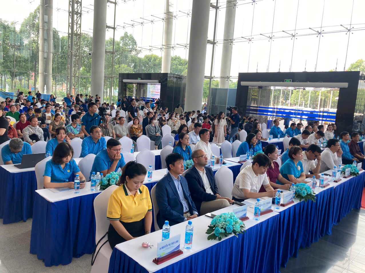 Chương trình “Trao sức khỏe và tư vấn pháp luật cho công nhân - Vì một Việt Nam khỏe mạnh” có sự tham gia của nhiều đại biểu và hơn 2.000 công nhân, người lao động đang làm việc tại TPHCM. Ảnh: Thanh Vũ