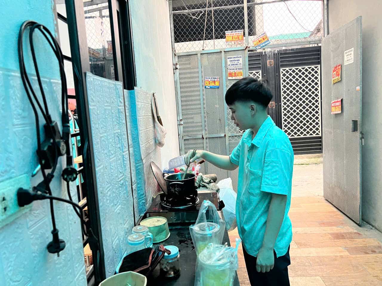 Lo Ha Quy 씨 - Thang Long 산업 단지 노동자, 하노이 Thien Loc 코뮌 Bau 마을의 오래된 4등급 하숙방 외부. 사진: Minh Huong.