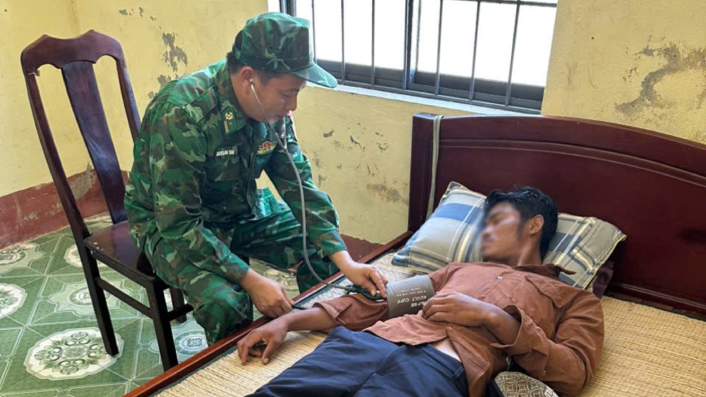 Duong Dong Port Border Guard force rescues Cambodian man drifting at sea and takes him to military medical support unit. Photo: Border Guard provided