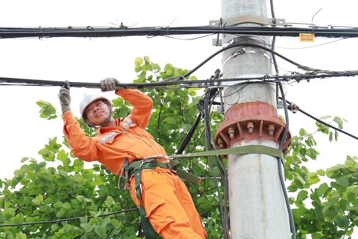 Dien Bien Phu Power workers renovate telecommunications cables and urban power grids. Photo: Thu Huyen