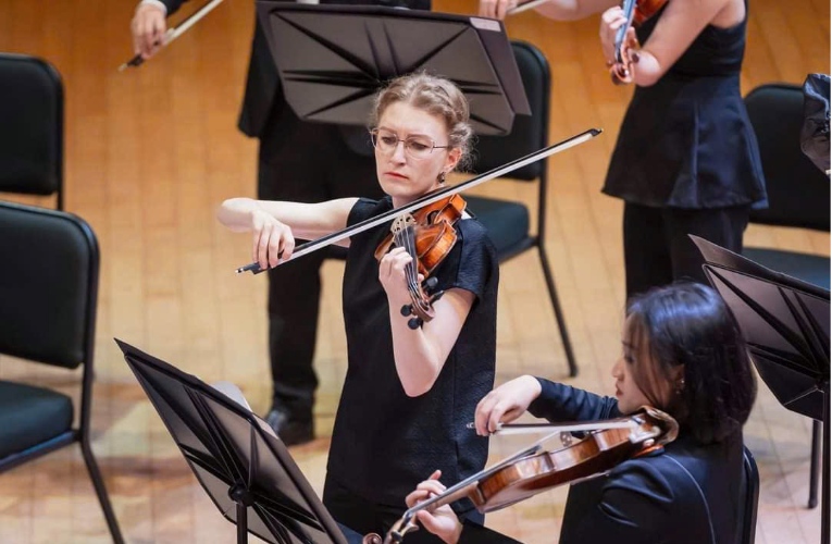 Chị Victoria trong phần trình diễn của mình. Ảnh: Sun Symphony Orchestra