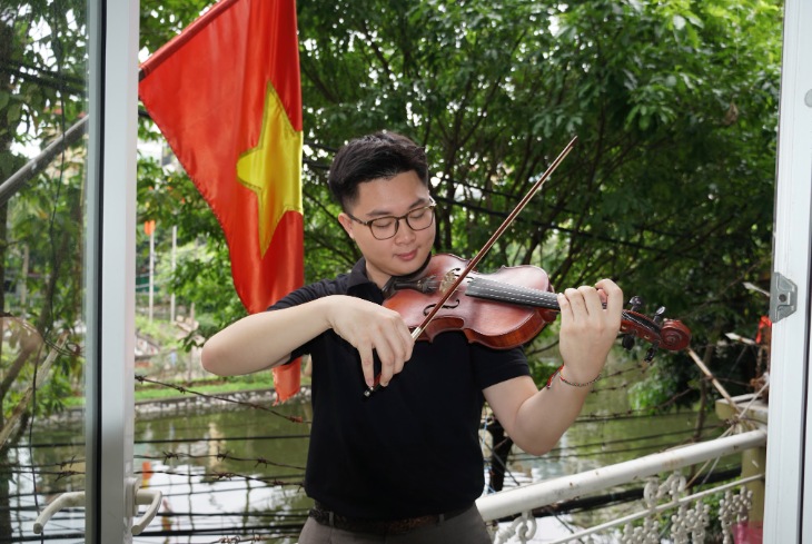 Bạn Nguyễn Đức Huy luyện tập violin tại nhà. Ảnh: Xuân Mai