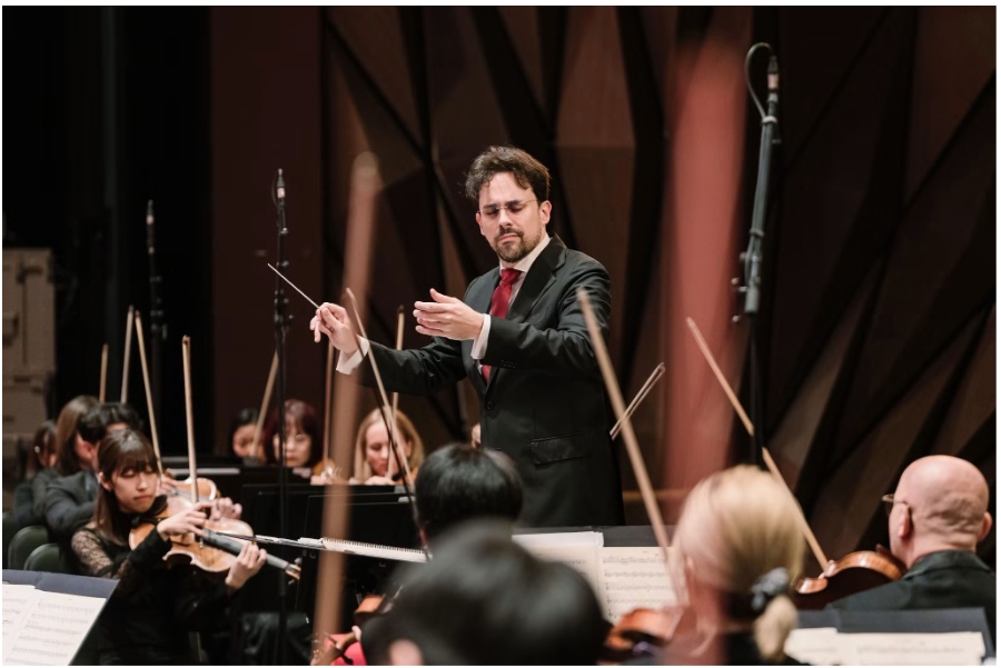 Director Olivier and the Sun Symphony Orchestra. Photo: Sun Symphony Orchestra