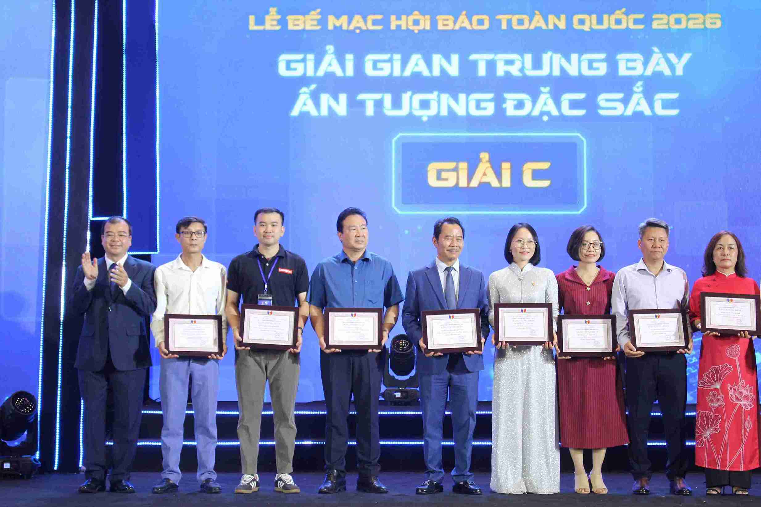 Le représentant du journal Lao Dong reçoit le prix lors de la cérémonie de clôture de la Foire nationale de la presse 2026. Photo: Mai Huong