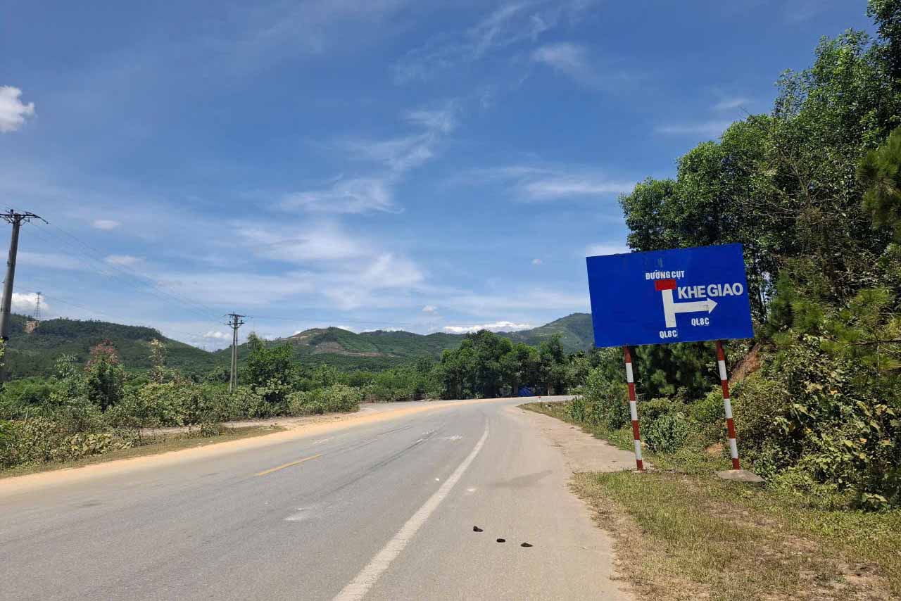 Esta carretera provincial DT. 553 acaba de aprobar la política de inversión para conectar la ruta desde la comuna de Thach Xuan a la comuna de Huong Do con un costo total de más de 1.400 mil millones de VND. Foto: Tran Tuan