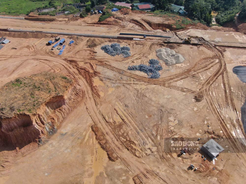 Mặt bằng giải phóng tới đâu sẽ được nhà thầu thi công san gạt xây dựng hạ tầng tới đó. Ảnh: Tân Văn