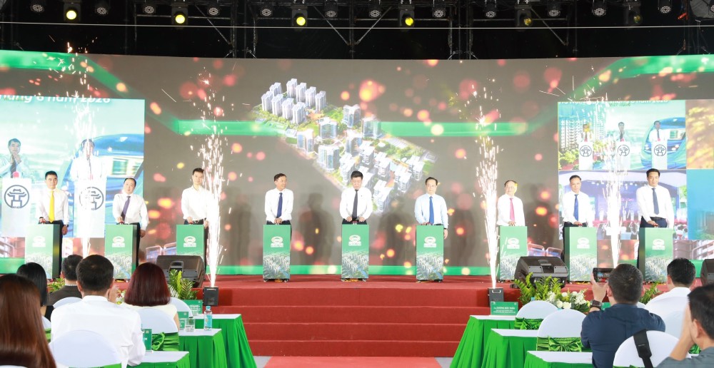 Representatives of Hanoi City leaders, Him Lam Joint Stock Company and partners perform the groundbreaking ceremony for the rental housing area at Him Lam Long Bien Mixed Housing Area (Hanoi). Photo: Ha Anh