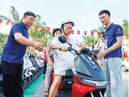 The "gasoline to electricity exchange" activity at Green Transformation Day 2026 with the theme "Green Transformation - Driving force for Vietnam's new growth model" at Cau Giay Park (Hanoi) was enthusiastically welcomed by people. Photo: HAI NGUYEN