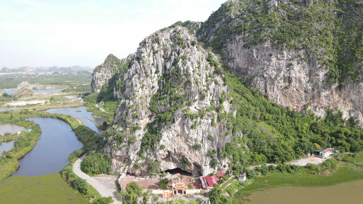 Đền, chùa Hang Son còn được gọi là Cốc Tự vì nằm hoàn toàn trong hang Son, thuộc dãy núi Chu Cốc (phường Yên Tử, tỉnh Quảng Ninh).