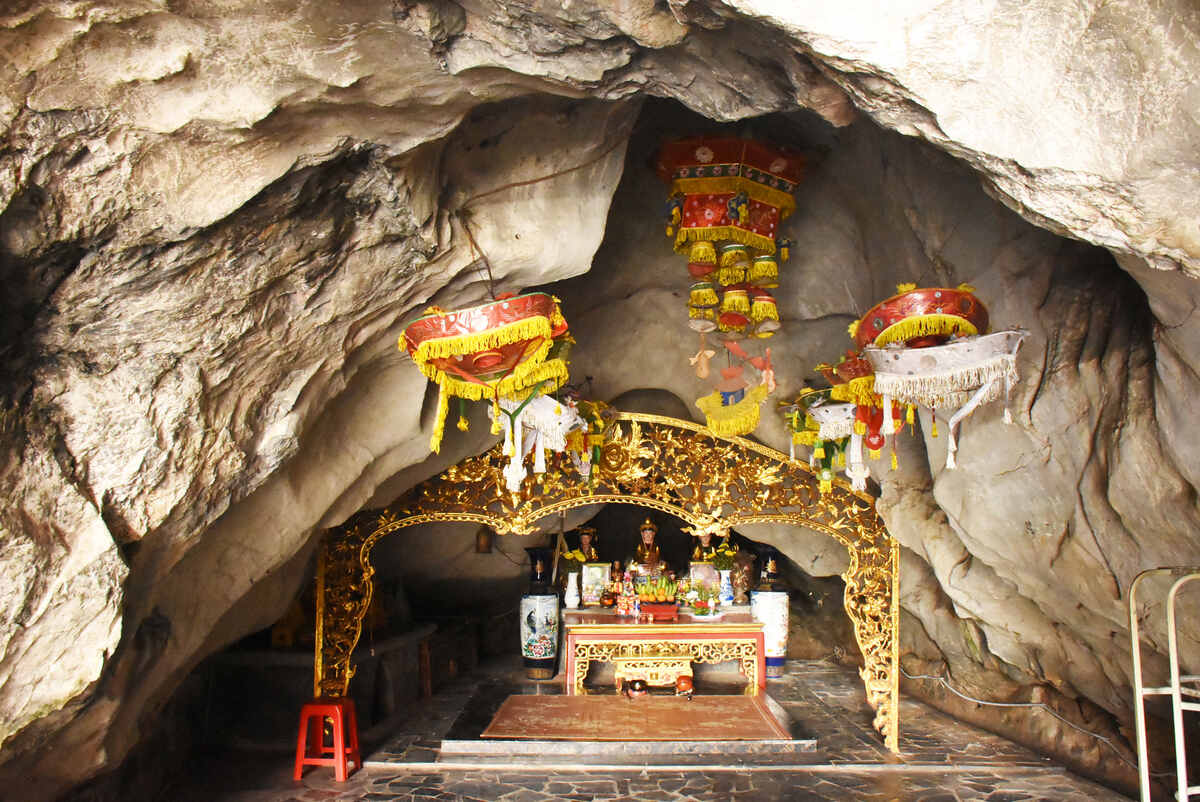 Không gian thờ tự tâm linh huyền bí, tôn nghiêm trong hang Son.