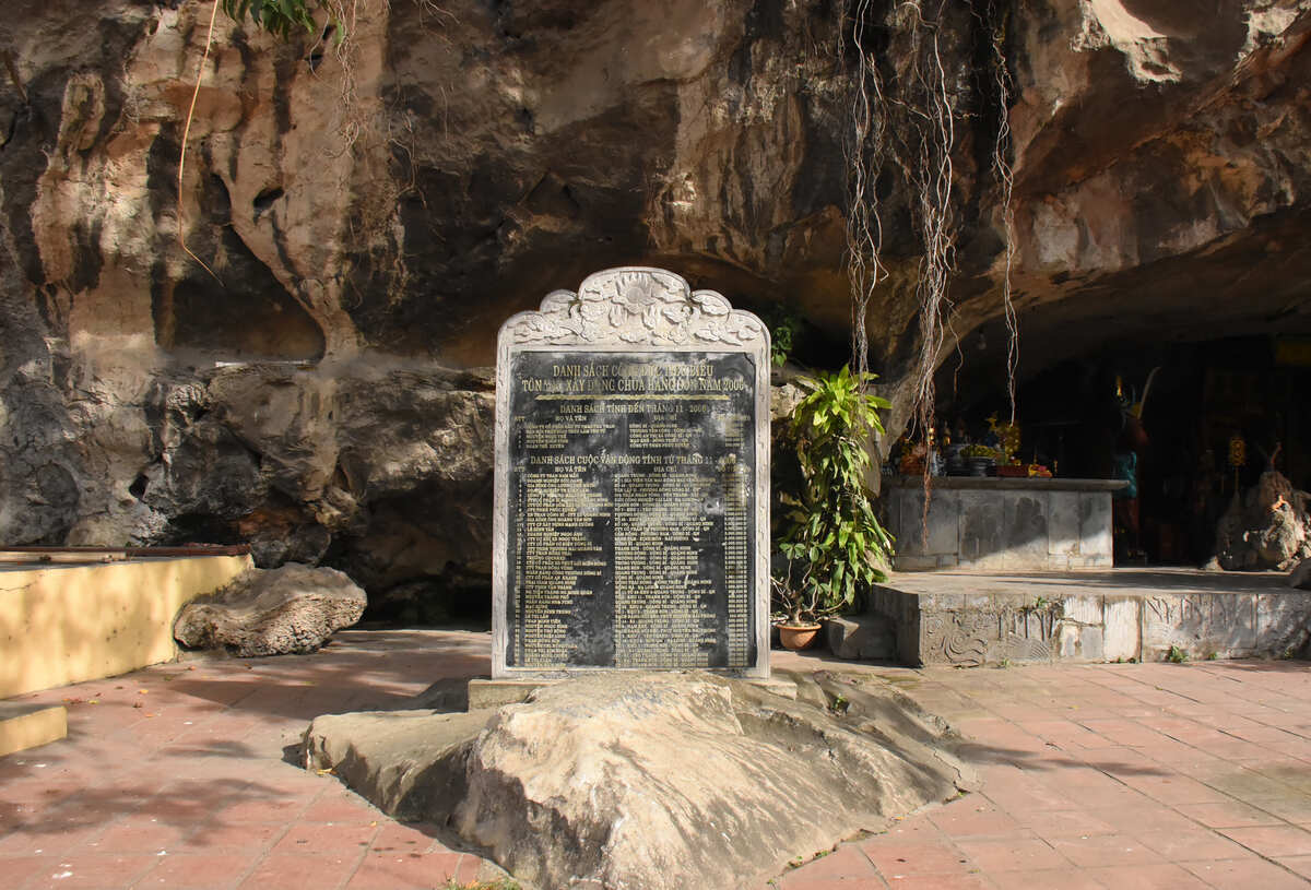 Phía bên ngoài sân Bia đá khắc năm 1572 có ghi rõ họ tên của người đã công đức tiền của để trùng tu điện, tạc tượng phật thờ.