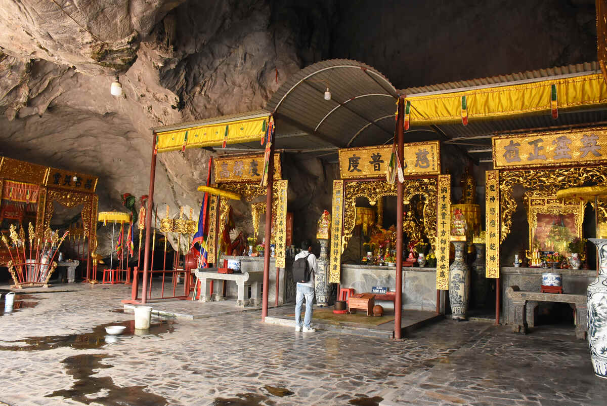 Đến thế kỷ XVI, nhân dân quanh vùng đã góp công, của dựng thêm Phật điện. Đây là sự kết hợp giữa Phật giáo với tín ngưỡng dân gian.