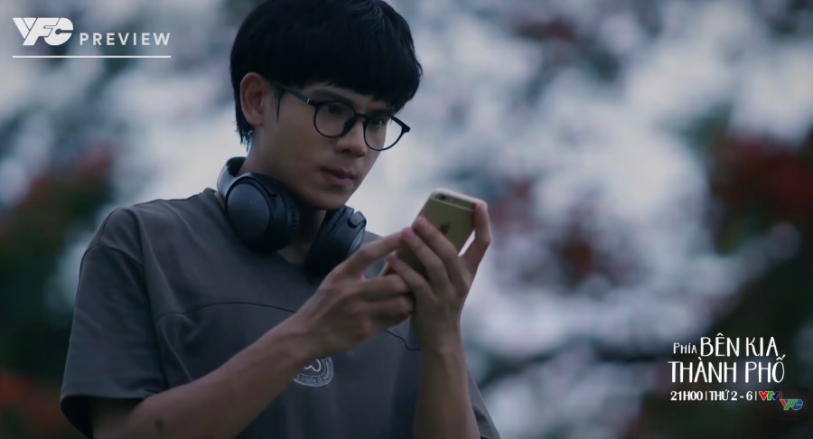 Khuê hốt hoảng khi thấy Cương ở bữa tiệc sinh nhật Tuyết Lan. Ảnh: VFC.
