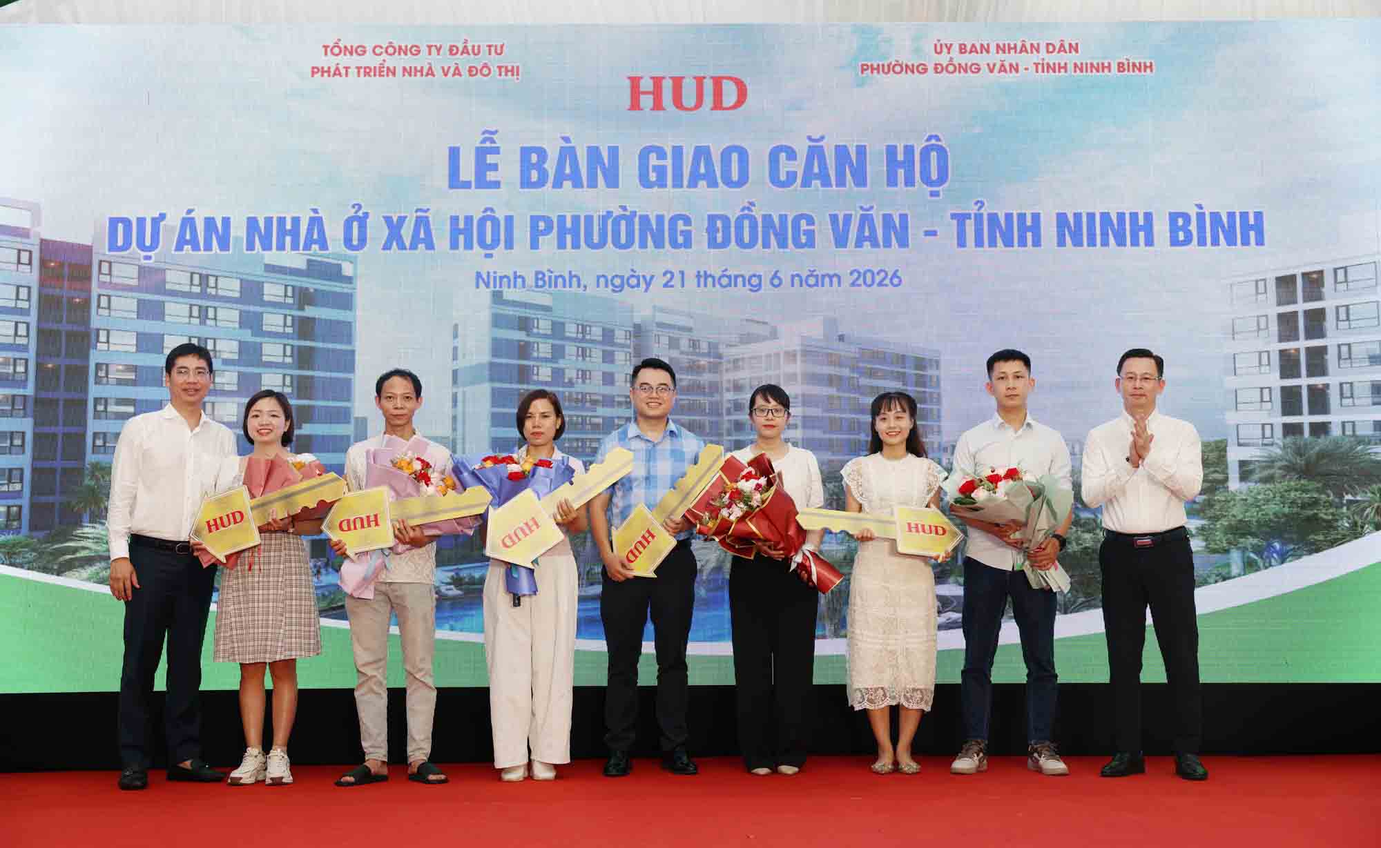 HUD Corporation handed over 564 social housing apartments at the Dong Van project, Ninh Binh province. Photo: Van Phuc.