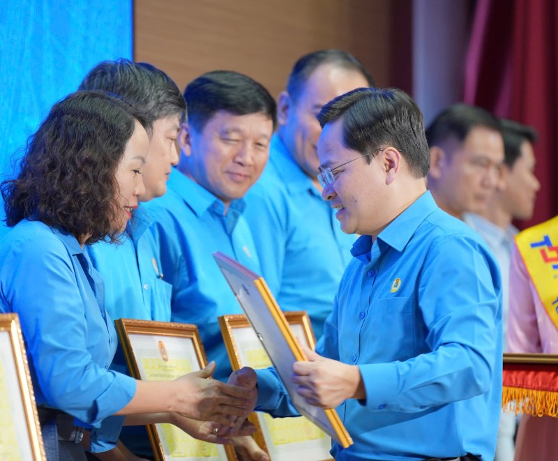 Member of the Party Central Committee, Chairman of the Vietnam General Confederation of Labor Nguyen Anh Tuan awarded Certificates of Merit to collectives and individuals with outstanding achievements in Workers' Month 2026. Photo: Chan Phuc