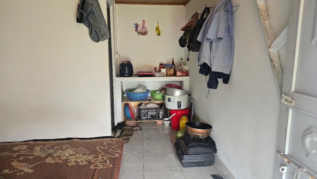 Những căn phòng trọ rộng chưa đầy 15m2 là nơi nghỉ ngơi và sinh hoạt của anh Trần Văn Nghị và 2 đồng nghiệp khác tại một khu nhà trọ trên đường Phạm Thận Duật. Ảnh: Nguyễn Trường