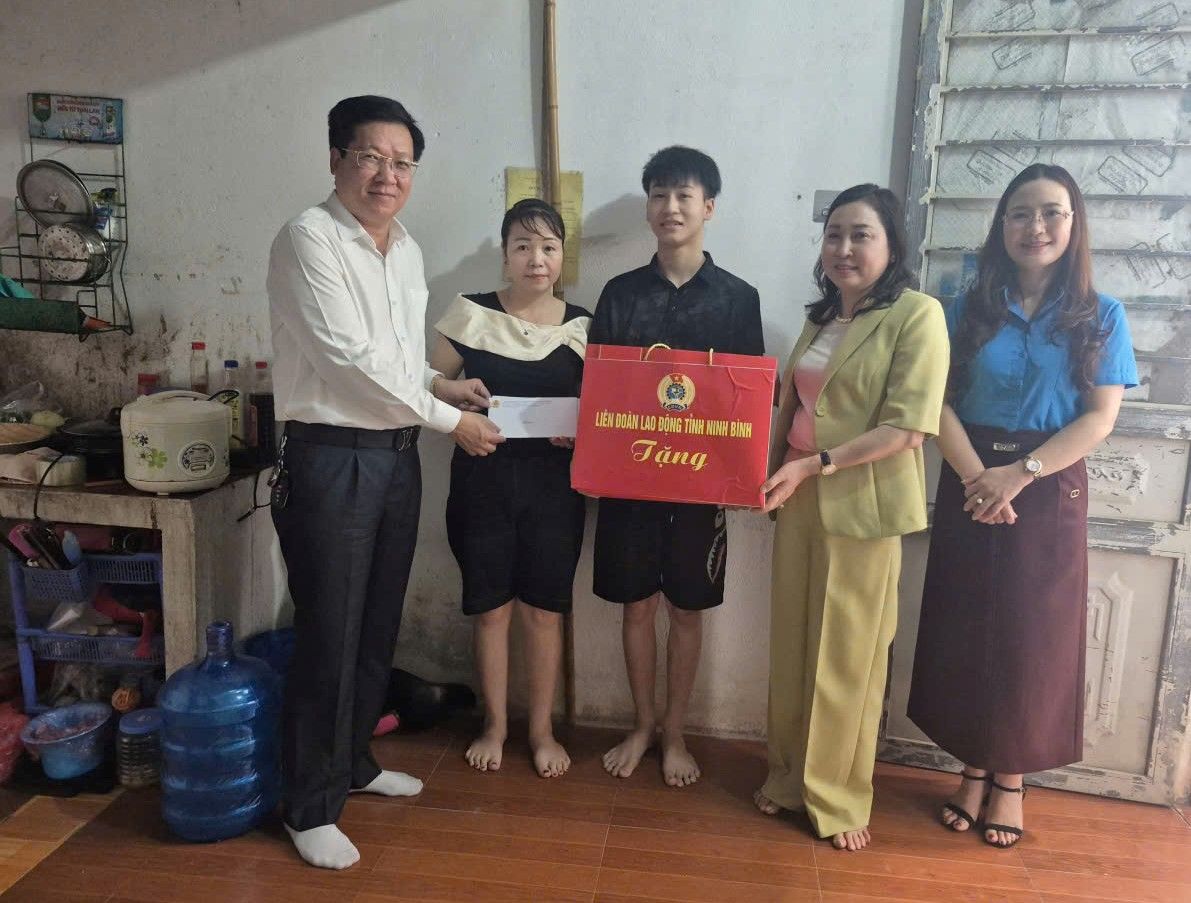 Lãnh đạo HĐND, Ủy ban MTTQ Việt Nam và LĐLĐ tỉnh Ninh Bình đến thăm, động viên và tặng quà cho một số công nhân đang thuê trọ trên địa bàn phường Phù Vân. Ảnh: Nguyễn Trường