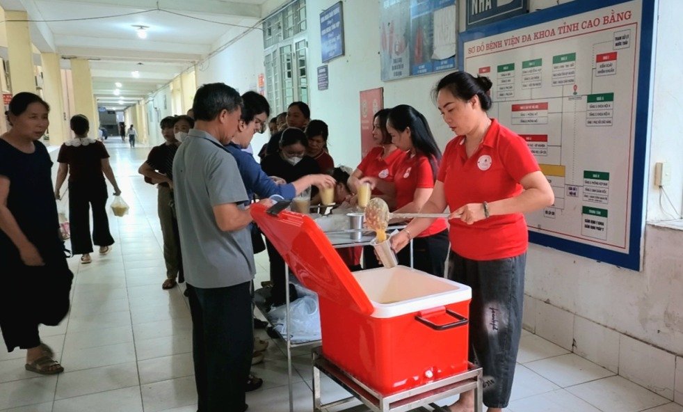The Compassionate Porridge Group distributes free porridge to patients being treated at Cao Bang Provincial General Hospital. Photo: NVCC