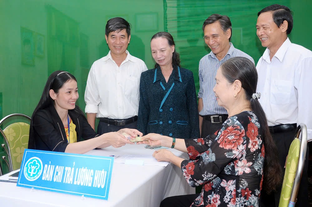 Người già yếu, ốm đau, không đi lại được ở Đà Nẵng được hỗ trợ chi trả lương hưu và trợ cấp BHXH tận nhà. Ảnh: Nguyễn Hoàng