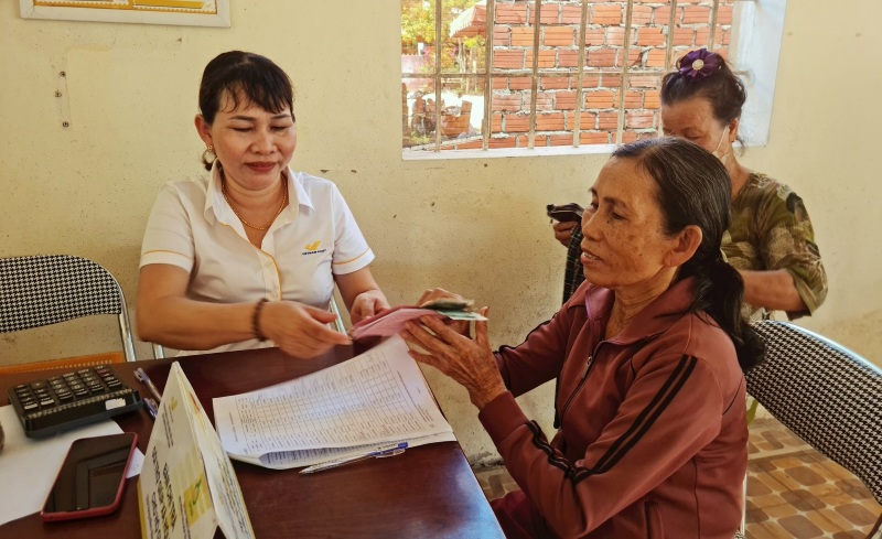 Người về hưu lĩnh lương hưu tại điểm Bưu điện văn hóa xã Xuân Phú. Ảnh: Nguyễn Hoàng