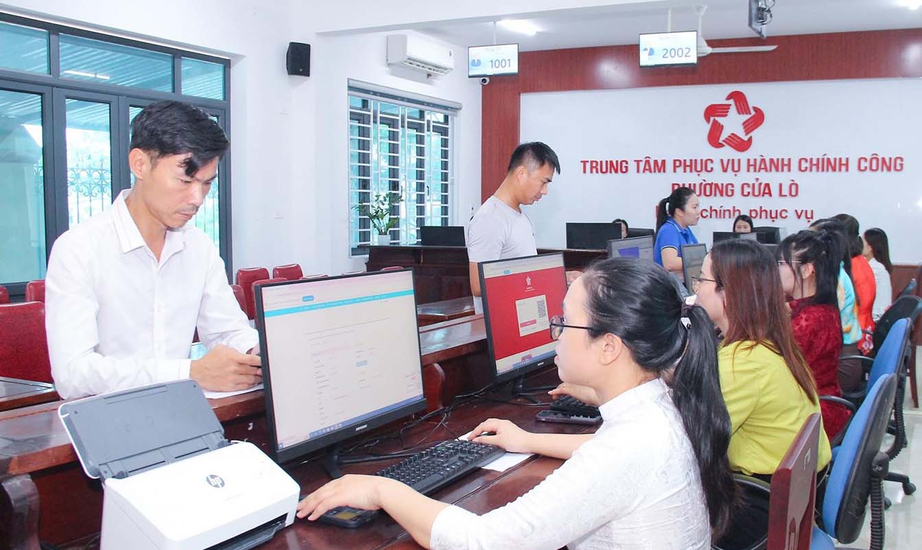 La gente recibe apoyo para resolver trámites administrativos en el Centro de Servicio Administrativo Público del barrio de Cửa Lò, provincia de Nghệ An. Foto: Mai Hoa