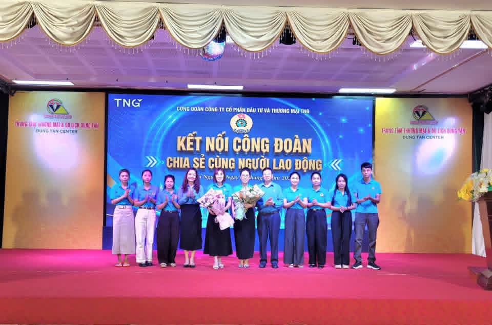 The organizing committee awarded prizes to the competing teams. Photo: Thai Nguyen Trade Union