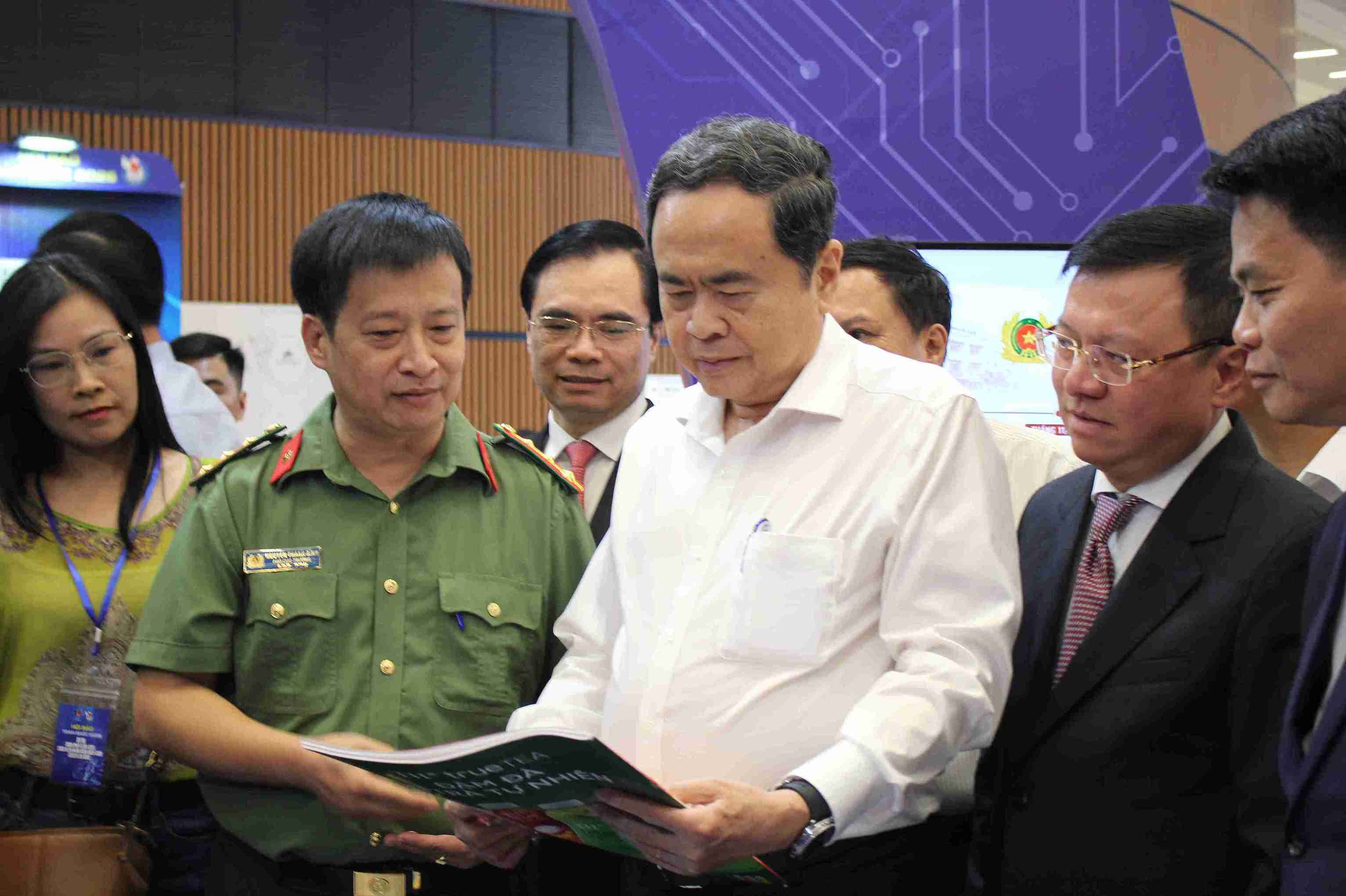 Politburo Member, National Assembly Chairman Tran Thanh Man visits press exhibition booths at the 2026 National Press Festival on the afternoon of June 21. Photo: Mai Huong