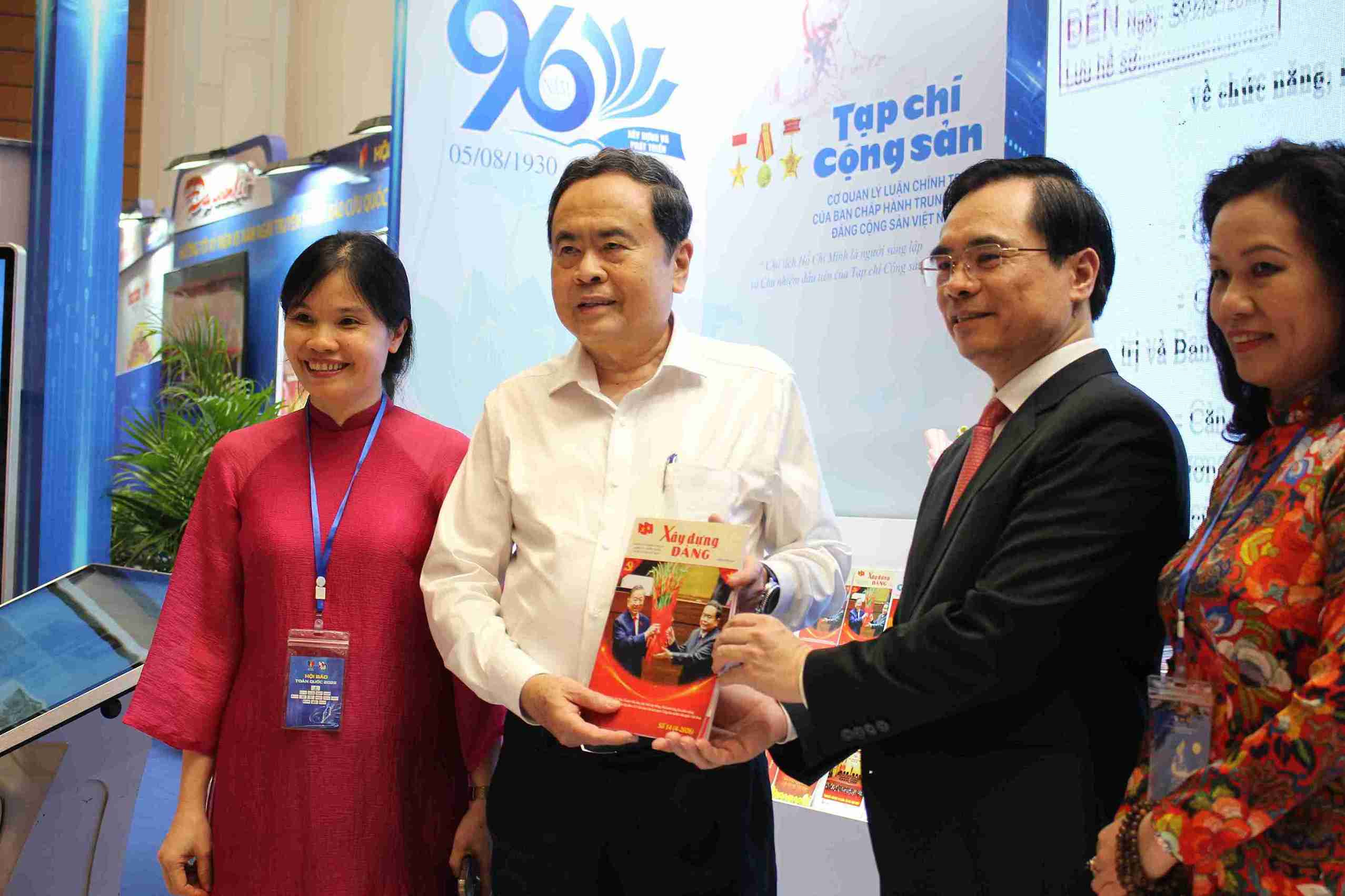 Chủ tịch Quốc hội Trần Thanh Mẫn chụp ảnh lưu niệm với đại diện Tạp chí Cộng sản.
