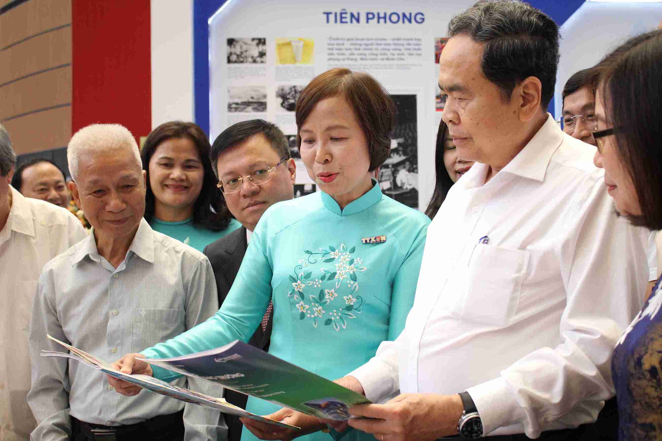 Chủ tịch Quốc hội Trần Thanh Mẫn tham quan gian trưng bày của Thông tấn xã Việt Nam tại Hội Báo toàn quốc 2026. Ảnh: Mai Hương