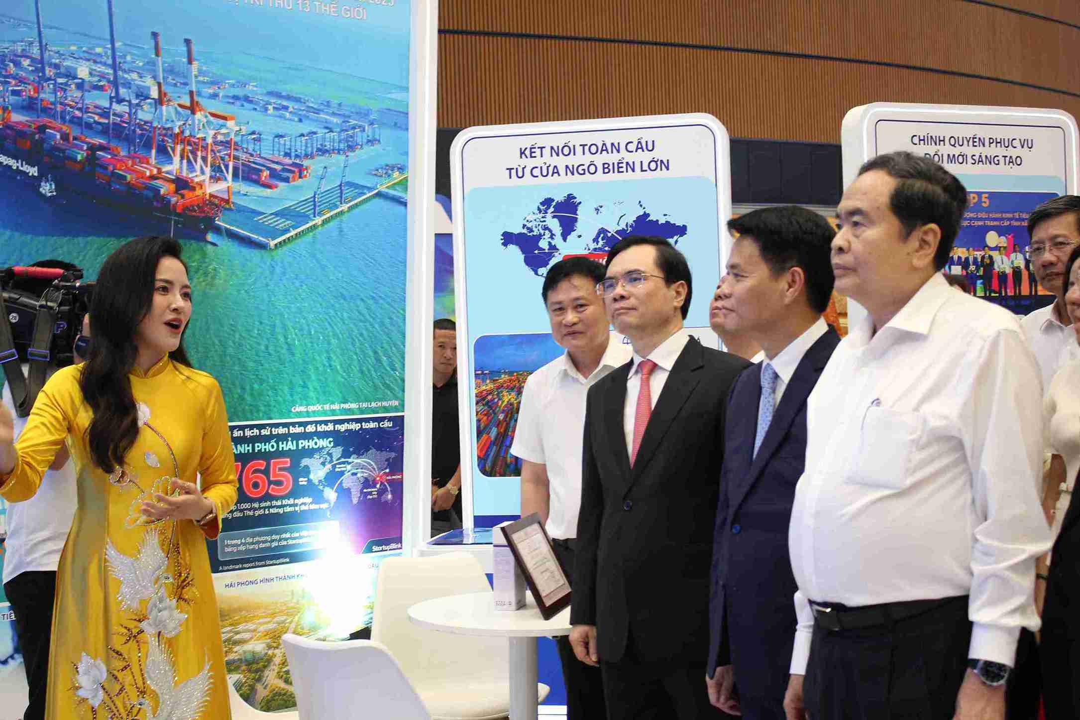 Chủ tịch Quốc hội Trần Thanh Mẫn nghe giới thiệu tại gian Cổng Thông tin điện tử Hải Phòng. Ảnh: Mai Hương
