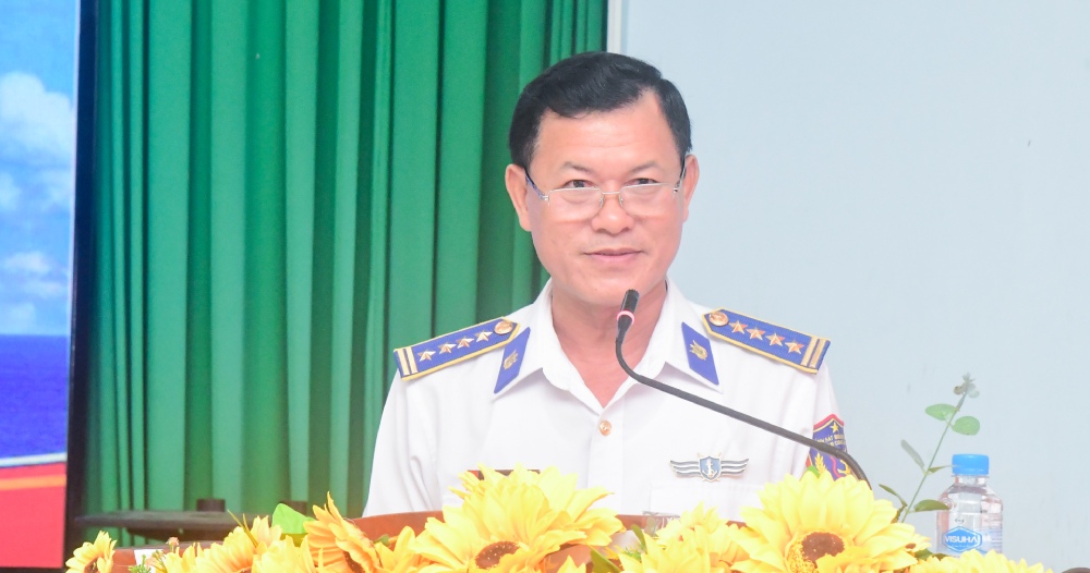 Đại tá Nguyễn Thái Dương - Phó Chính ủy BTL Vùng Cảnh sát biển 4 phát biểu tại chương trình. Ảnh: Văn Nhanh