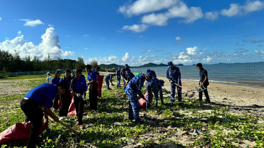 Cán bộ, đoàn viên BTL Vùng Cảnh sát biển 4 phối hợp với Đoàn thanh niên địa phương tổng dọn vệ sinh môi trường biển trên địa bàn. Ảnh: Văn Nhanh