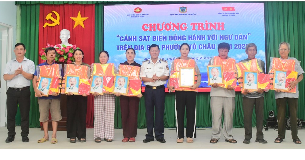 Head of Coast Guard Region 4 Command and local leaders present gifts to fishing vessel owners. Photo: Van Nhanh
