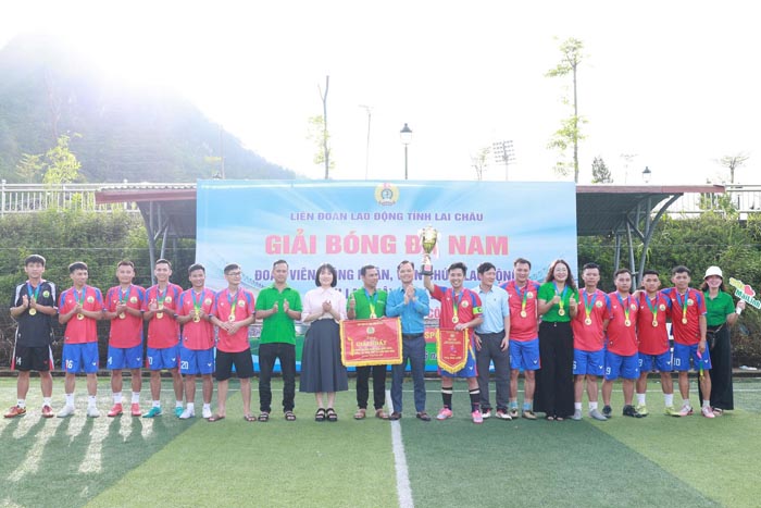 The grassroots trade union of Mai Linh Lai Chau Co., Ltd. receives the championship cup at the male union member, CNVCLĐ football tournament. Photo: Thanh Binh