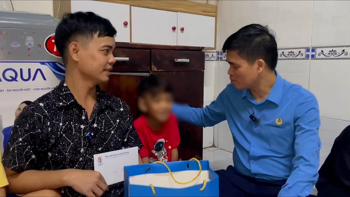 Les ouvriers victimes d'accidents du travail sont ravis de recevoir des cadeaux de soutien du syndicat. Photo: Đình Trọng
