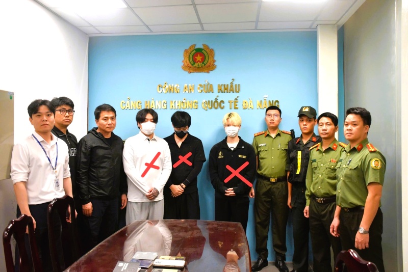 Potential subjects threatening aviation security include defendants, accused, prisoners, extraditions, and people arrested under arrest warrants. In the photo, Da Nang Police dismantle a group of Koreans using deepfake to defraud and trade people across borders, wanted by Interpol. Photo: Police provided