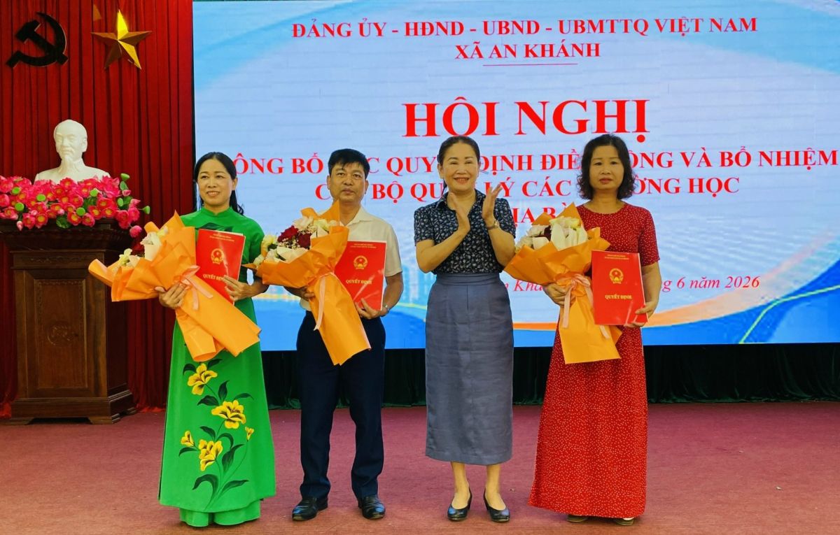An Khanh commune announces decisions on transferring, rotating, and appointing school management officials. Photo: An Khanh commune