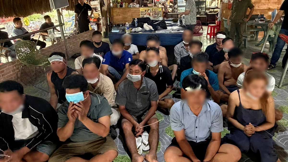 Triệt phá tụ điểm cá cược đá gà qua mạng. Ảnh: Công an