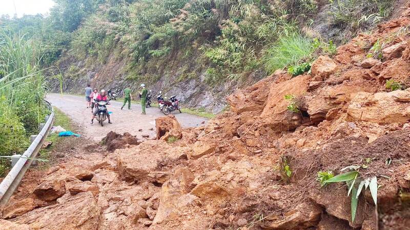 Deslizamiento de tierra en la comuna de Bằng Thành a mediados de junio de 2026. Foto: Văn Lạ