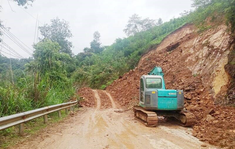 Sạt lở tại Thái Nguyên giữa tháng 6.2026 gây ách tắc giao thông. Ảnh: Văn Lạ