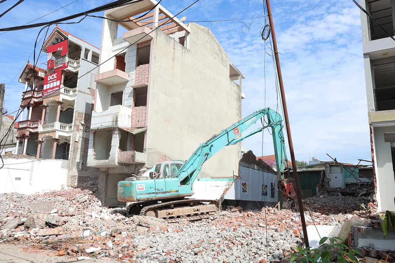 Construction units focus on dismantling works, speeding up construction progress on National Highway 6 through Phu Nghia commune. Photo: Phu Nghia commune