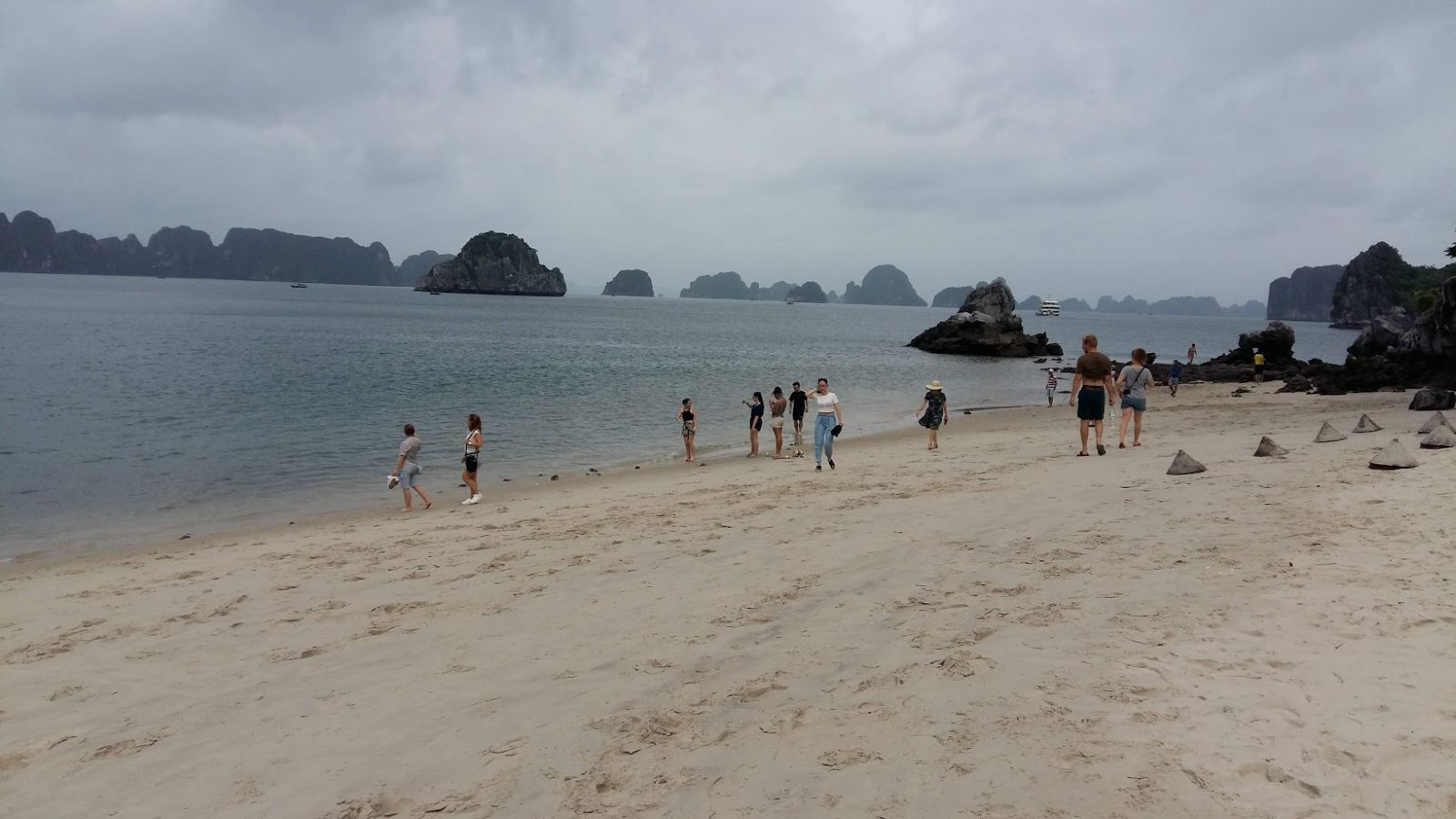Thiên Cảnh Sơn beach, Ha Long Bay. Photo: Nguyễn Hùng