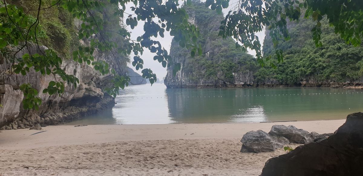 Bãi biển Trinh nữ nằm ở vị trí khá kín gió trên vịnh Hạ Long. Ảnh: Nguyễn Hùng