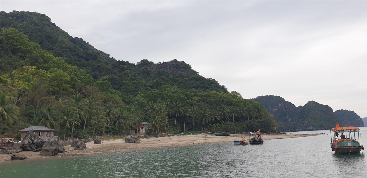 Bãi biển đảo Lờm Bò. Ảnh: Nguyễn Hùng