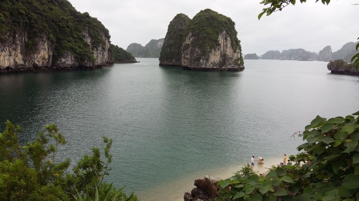 Bãi biển Thiên Cảnh Sơn nằm xa bờ nên nước luôn trong xanh, tuy nhiên du khách chỉ được xuống tham quan, không được tắm. Ảnh: Nguyễn Hùng