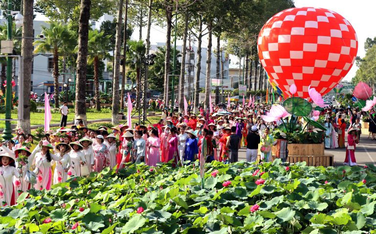 Đoàn người mặc áo dài sen đi dọc con đường Sen trong khuôn viên tổ chức Lễ hội Sen. Ảnh: Ban tổ chức