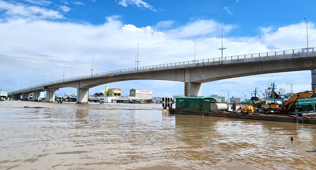 Cầu Sông Đốc nối bờ nam đã hoàn thành, nhưng nhiều dự án tại đây vẫn chưa xong. Ảnh: Nhật Hồ.