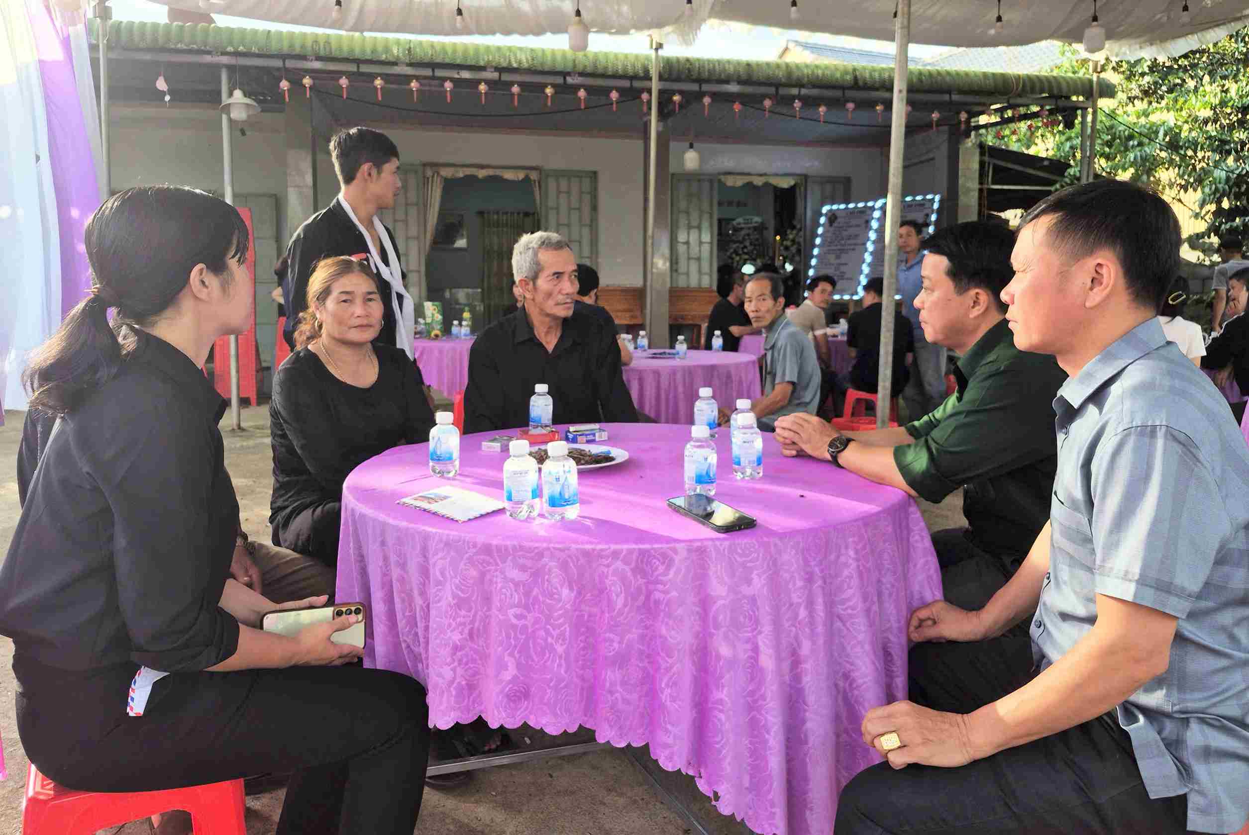 Representatives of the leaders of Bao Lam 2 Commune People's Committee visited, encouraged, and shared condolences with the family. Photo: Phuc Khanh