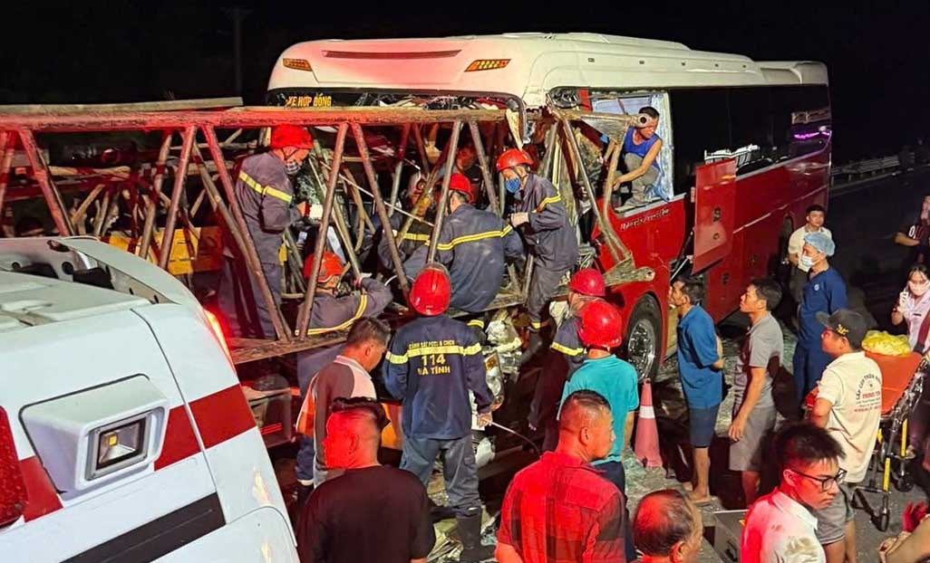 Scene of the serious accident between a truck and a passenger car, causing 9 casualties. Photo: Hoang Anh